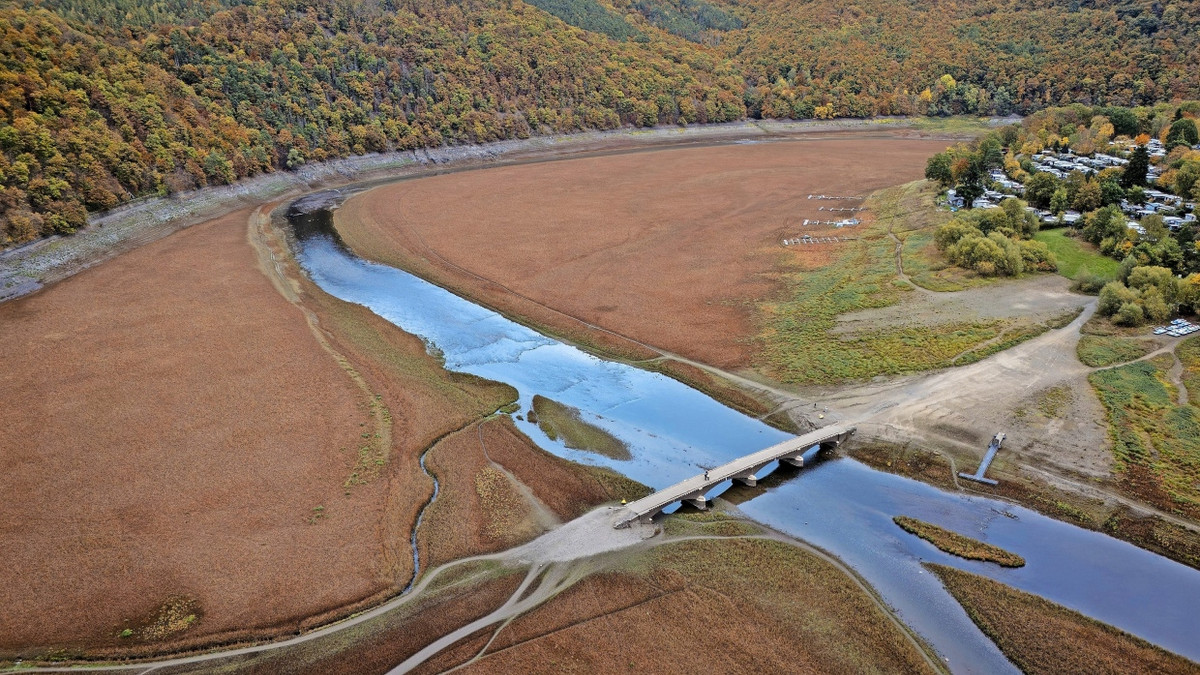Niedriger Wasserstand: Nach Angaben der Betreiber beträgt die Füllmenge des Edersees derzeit rund 12,25 Prozent. - dpa