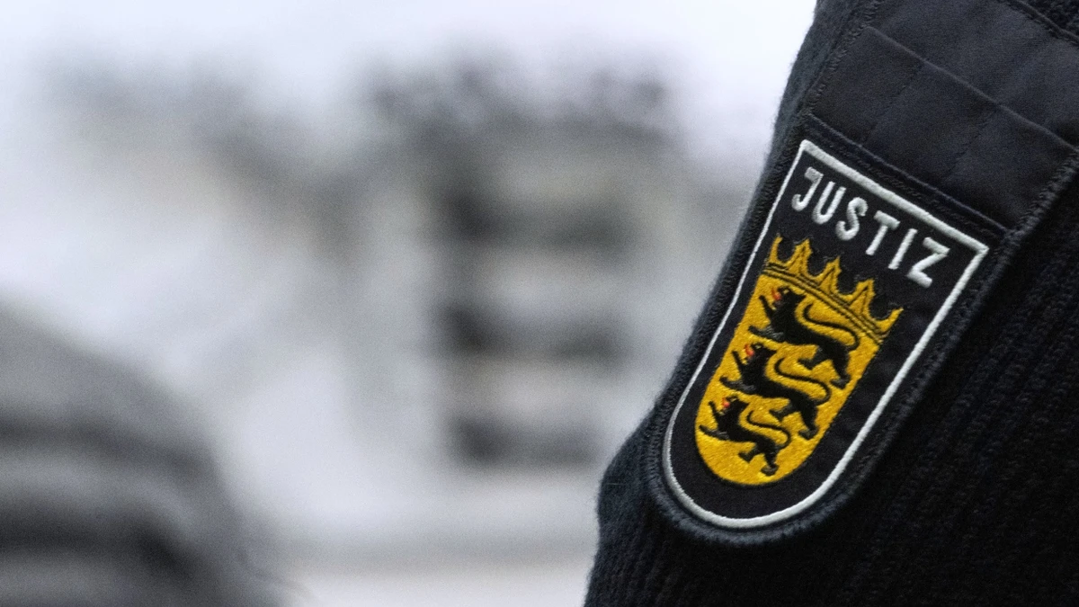 Ein Justizbeamter steht während eines Prozesses in einem Saal des Landgerichts Stuttgart. - dpa