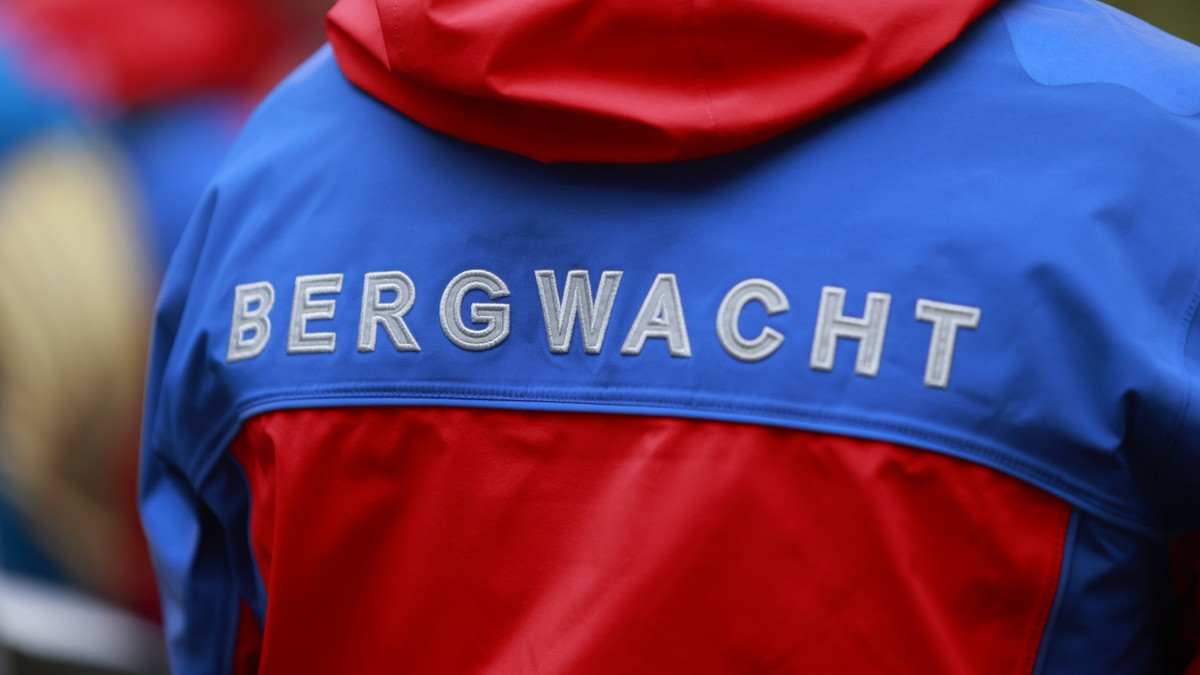 Der Schriftzug Bergwacht steht auf der Einsatzkleidung eines Bergwachtmitgliedes. (Symbolbild) - dpa