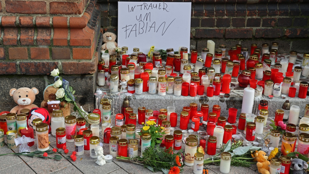 Vor der Marienkirche in Güstrow stehen Grablichter, Blumen und Plüschtiere im Gedenken an den achtjährigen Fabian. - dpa