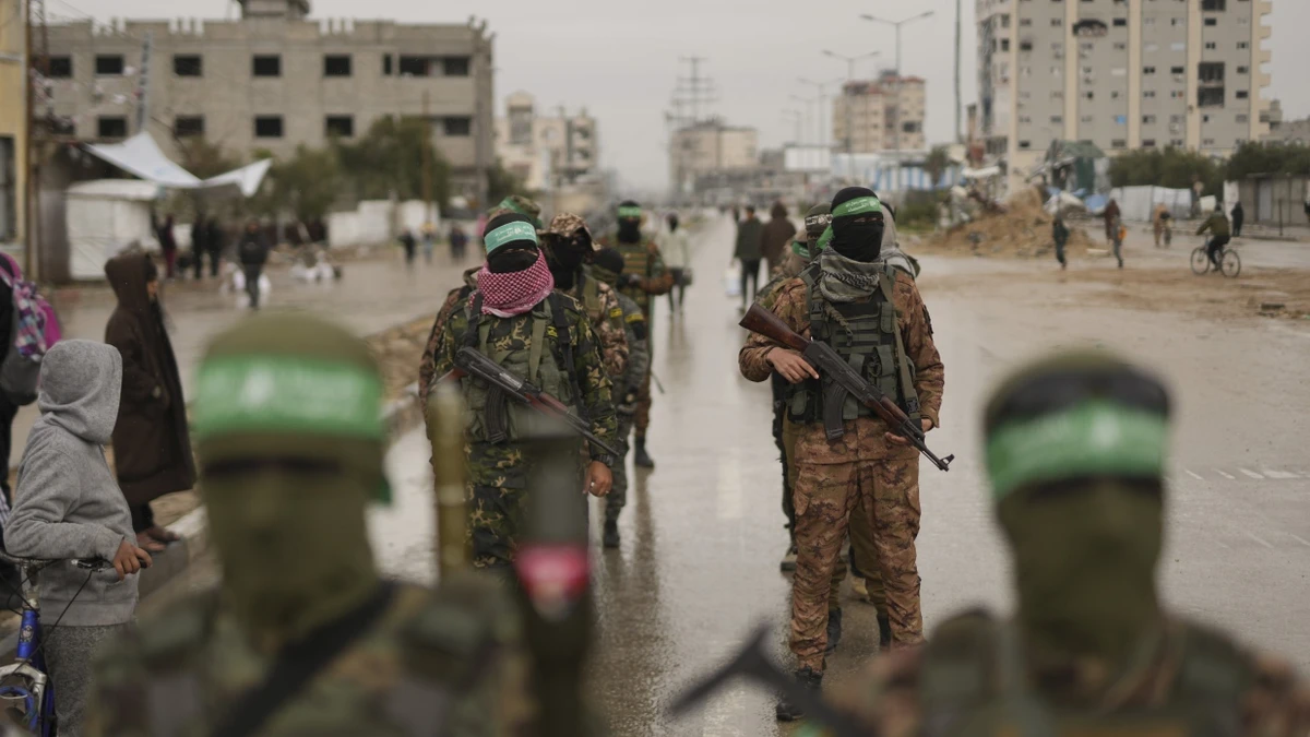 Vermummte und bewaffnete Mitglieder der Terrororganisation Hamas sind vergangenen Februar im Gazastreifen unterwegs. - Abdel Kareem Hana/AP/dpa