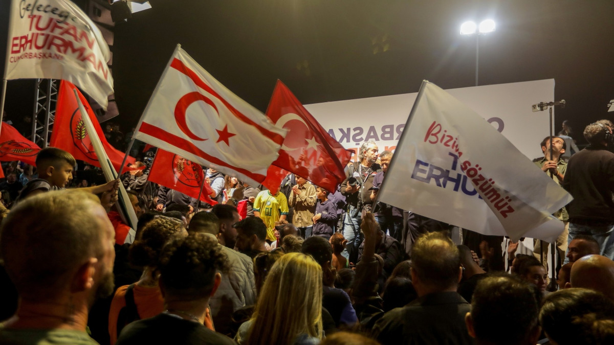 Anhänger von Tufan Erhürman feiern am Sonntag den Sieg des Sozialdemokraten in der nordzyprischen Präsidentenwahl. - EPA