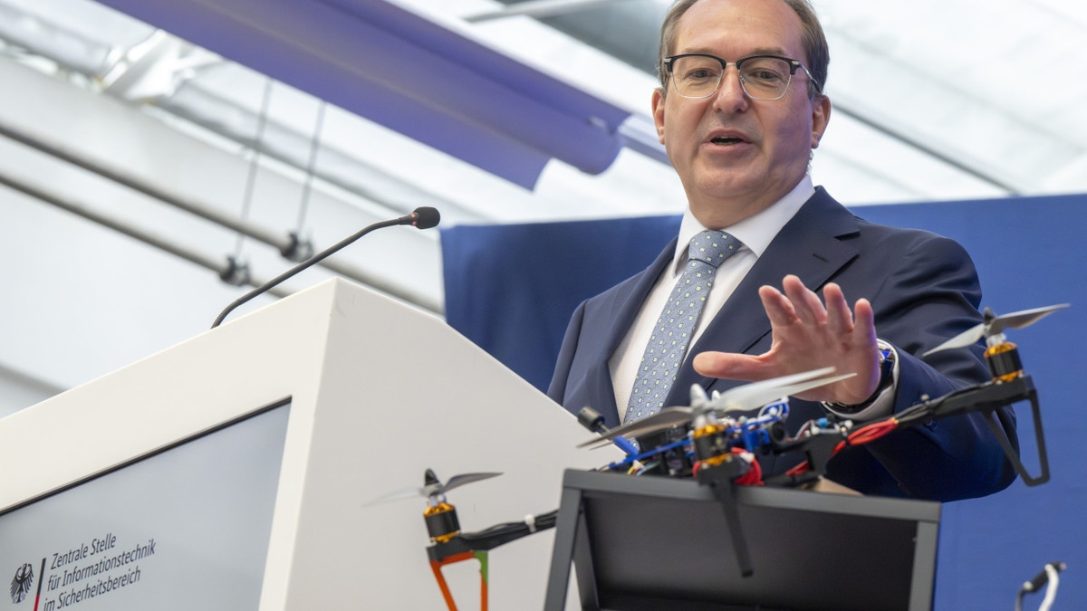 Bundesinnenminister Alexander Dobrindt (CSU) steht bei seinem Besuch der Zentralen Stelle für Informationstechnik im Sicherheitsbereich (ZITiS) in München hinter einer FPV Selbstbaudrohne. - dpa
