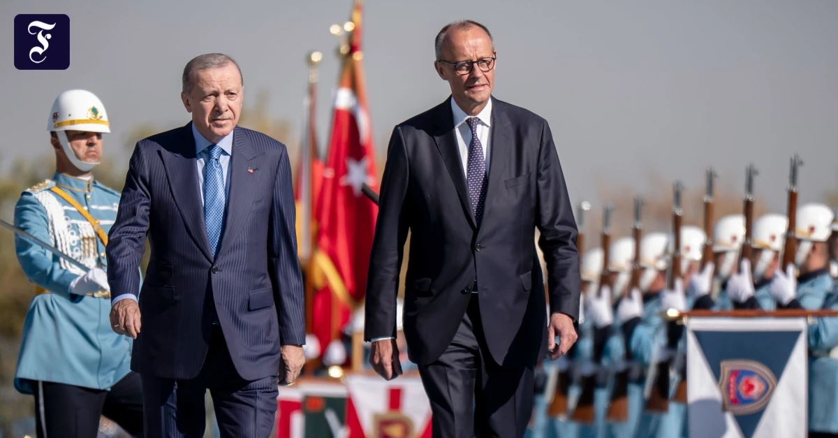 Liveblog Bundespolitik: Erdoğan empfängt Merz mit militärischen Ehren