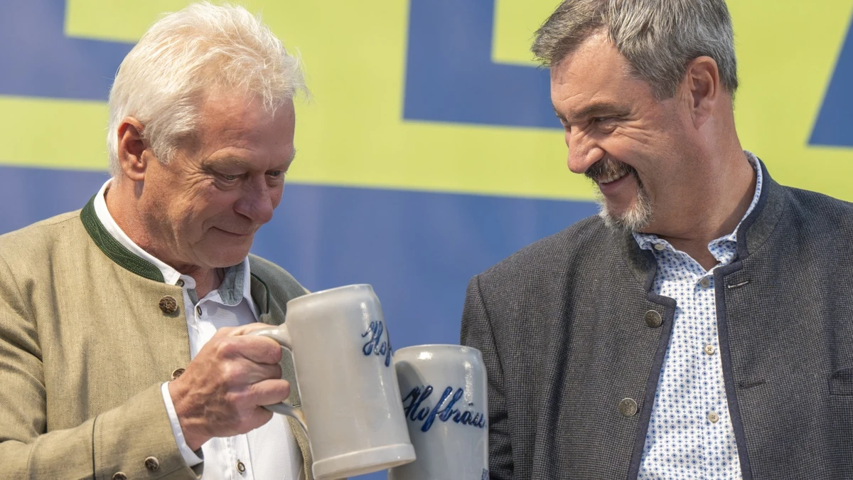 Rainer mit Söder und Bierkrügen - dpa