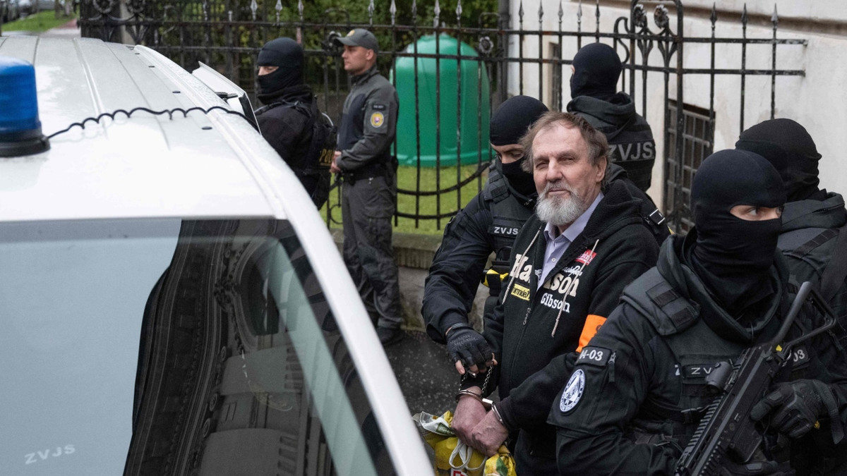 Muss ins Gefägnis: Die Polizei eskotiert Juraj Cintula nach seiner Verurteilung. - AFP