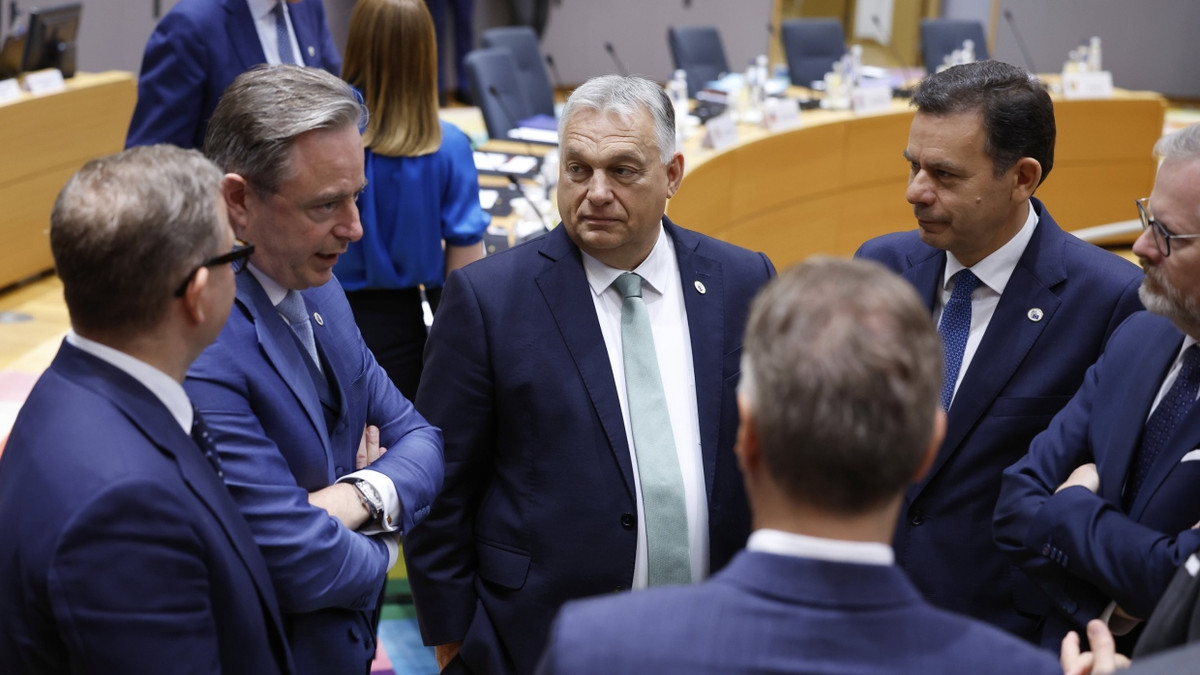 Bei einem EU-Gipfel im Juni: Viktor Orban umringt von anderen Staats- und Regierungschefs - dpa