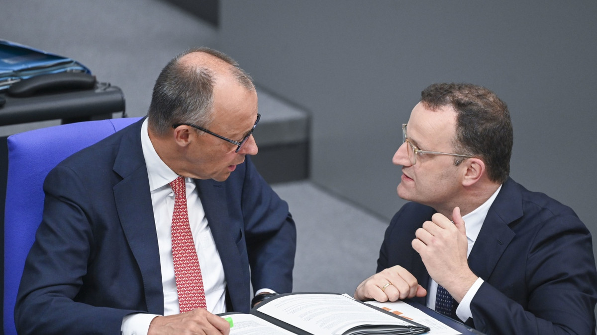Friedrich Merz und Jens Spahn (rechts) im Bundestag. - dpa