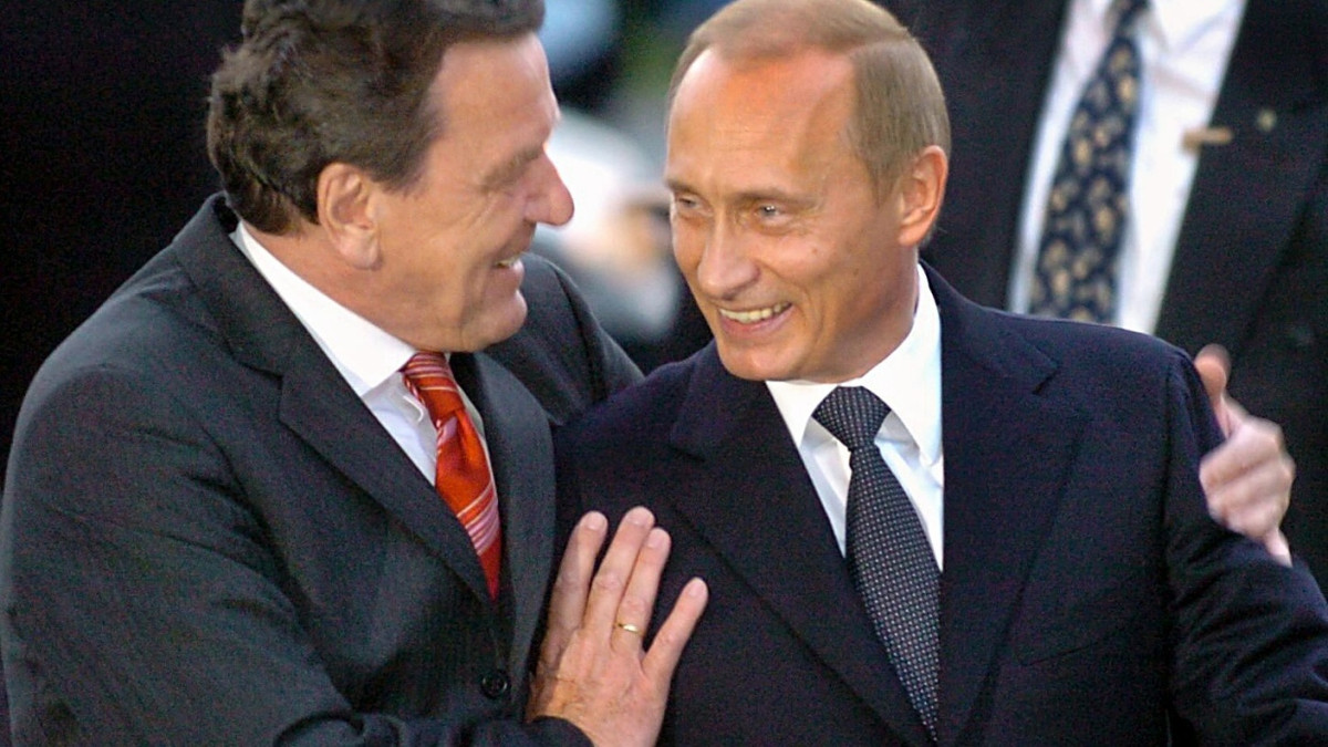 Der damalige Bundeskanzler Gerhard Schröder und Russlands Präsident Wladimir Putin am 15. April 2004 in Hannover - dpa