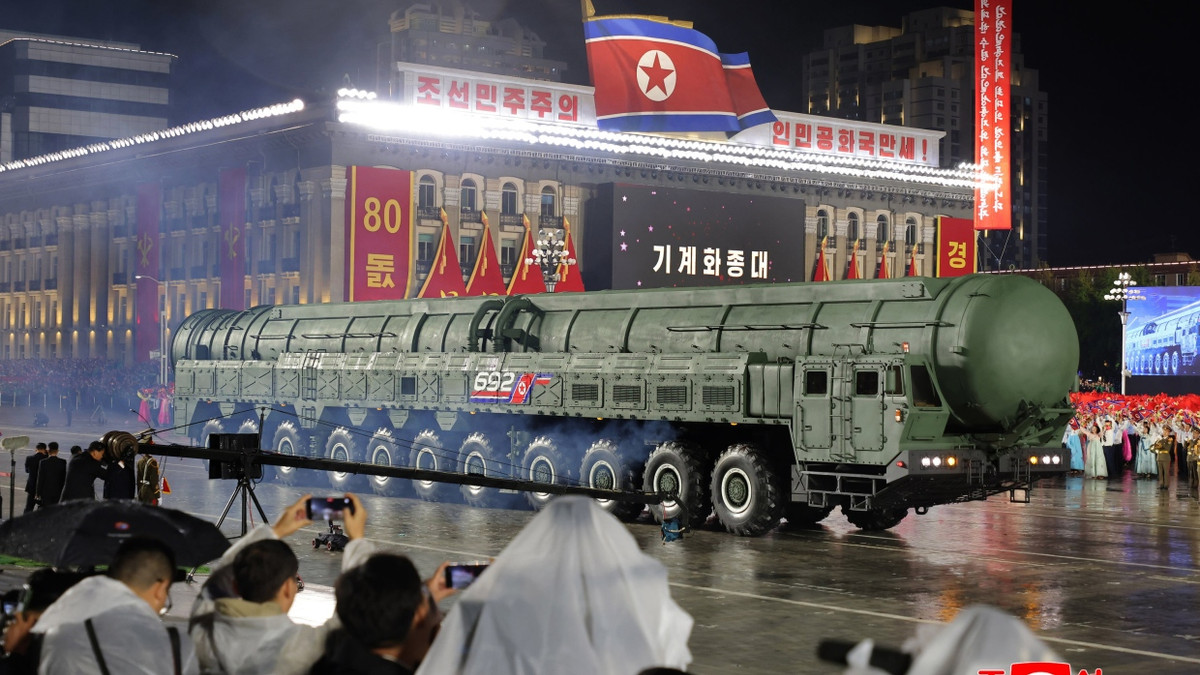 Das von der nordkoreanischen Regierung zur Verfügung gestellte Foto zeigt eine nach eigenen Angaben neue ballistische Interkontinentalrakete namens Hwasong-20 während einer Militärparade zum 80. Jahrestag der Gründung der regierenden Arbeiterpartei. - dpa