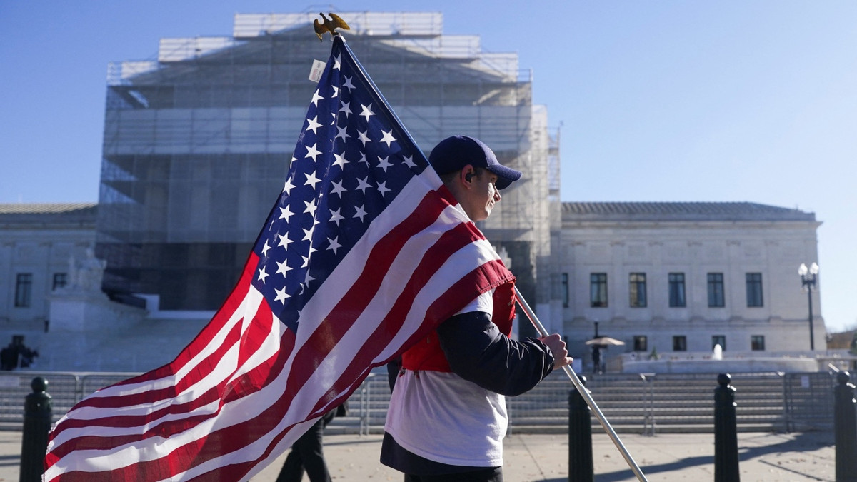 Ein Demonstrant mit der US-Flagge am Mittwoch vor dem Supreme Court in Washington. - Reuters