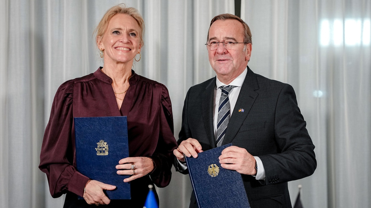 Boris Pistorius (SPD), Bundesminister der Verteidigung, und Þorgerður Gunnarsdótti, Außenministerin von Island, präsentieren eine Absichtserklärung. - dpa
