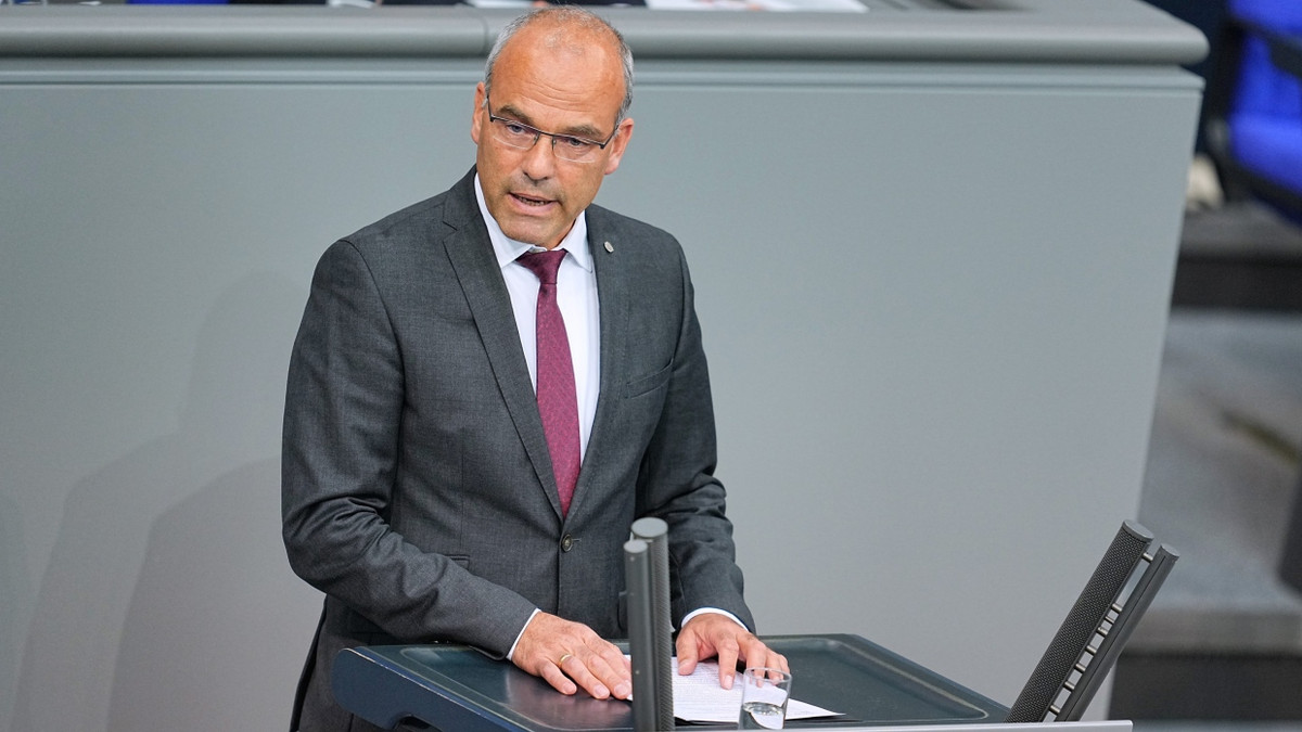 Krieg in der Ukraine: Zwei AfD-Abgeordnete reisen zu Konferenz mit Medwedew Krieg in der Ukraine: Zwei AfD-Abgeordnete reisen zu Konferenz mit Medwedew