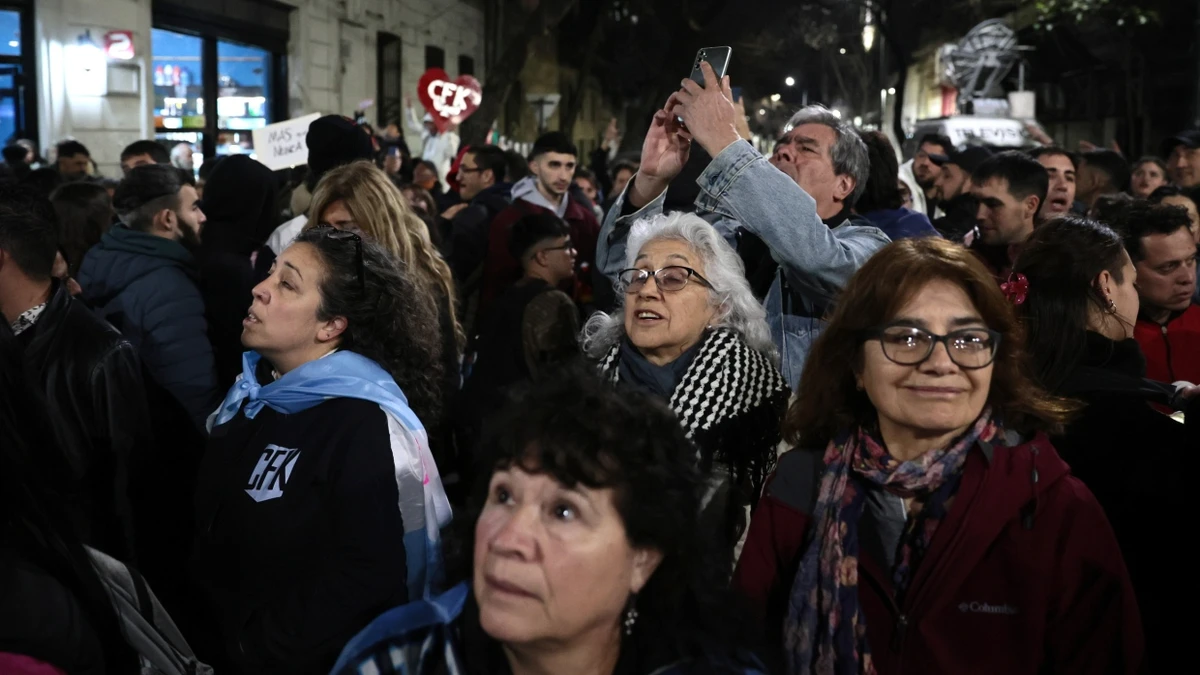 Menschen in Buenos Aires warten auf die Wahlergebnisse. - EPA/Adan González