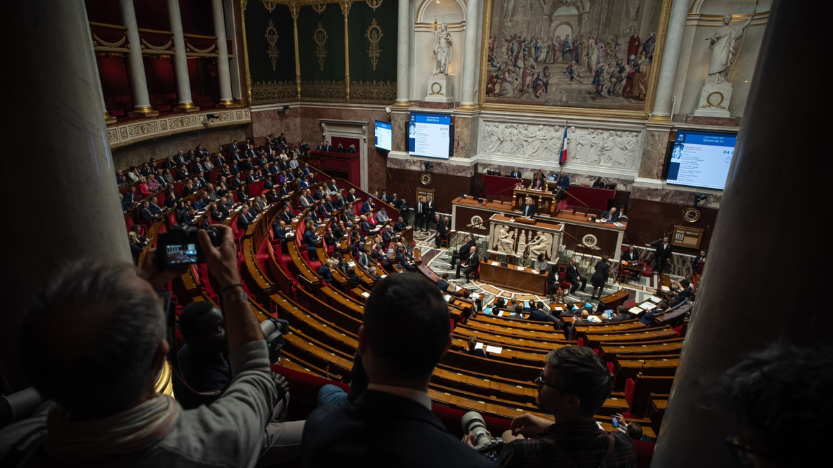 Marine Le Pen, Fraktionsvorsitzende des Rassemblement National (RN), hält vor einem Misstrauensvotum in der Nationalversammlung eine Rede. - dpa