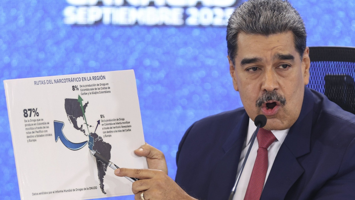 Der venezolanische Präsident Nicolas Maduro zeigt während einer Pressekonferenz auf eine Landkarte mit „Drogenhandelsrouten in der Region“, um Vorwürfe von Trump zurückzuweisen. - dpa