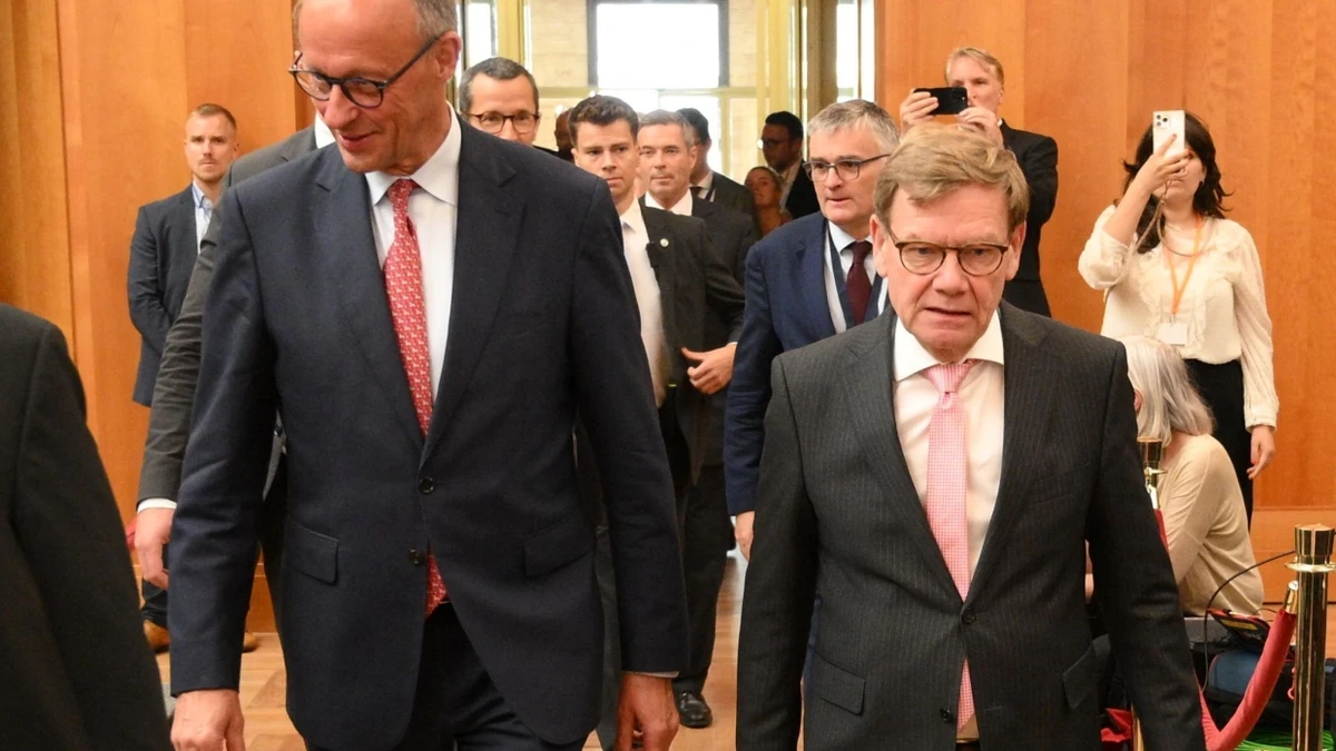 Kanzler Merz und Außenminister Wadephul (beide CDU) am Montag in Berlin - AFP