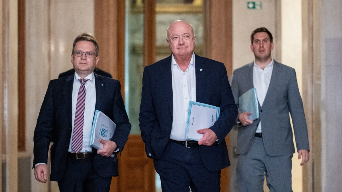 Drei Männer von der ÖVP im Februar 2025 im Parlament in Wien: Klubobmann August Wöginger, Parteiobmann Christian Stocker und Generalsekretär Alexander Pröll auf dem Weg zu Koalitionsgesprächen mit der FPÖ. - dpa