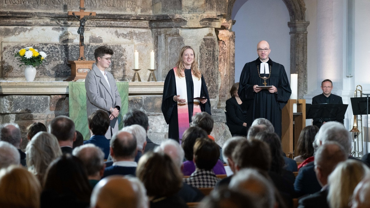 Synode in Dresden: EKD will weiter Flaggen zeigen – aber welche? Synode in Dresden: EKD will weiter Flaggen zeigen – aber welche?