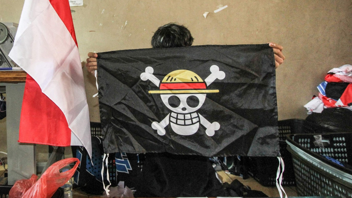 Arbeiter mit einer „One Piece“-Flagge Anfang August in Karanganyar in Indonesien - AFP