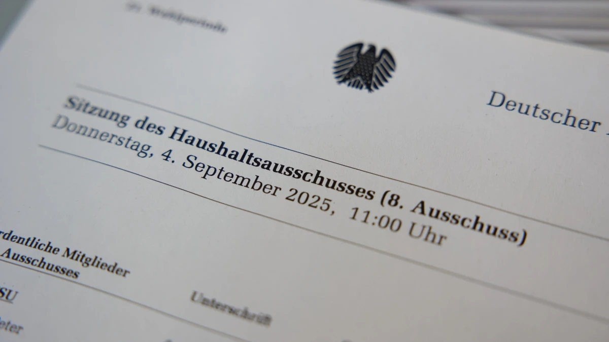 Blick auf die Anwesenheitsliste des Haushaltsausschusses im Paul-Löbe-Haus. - dpa