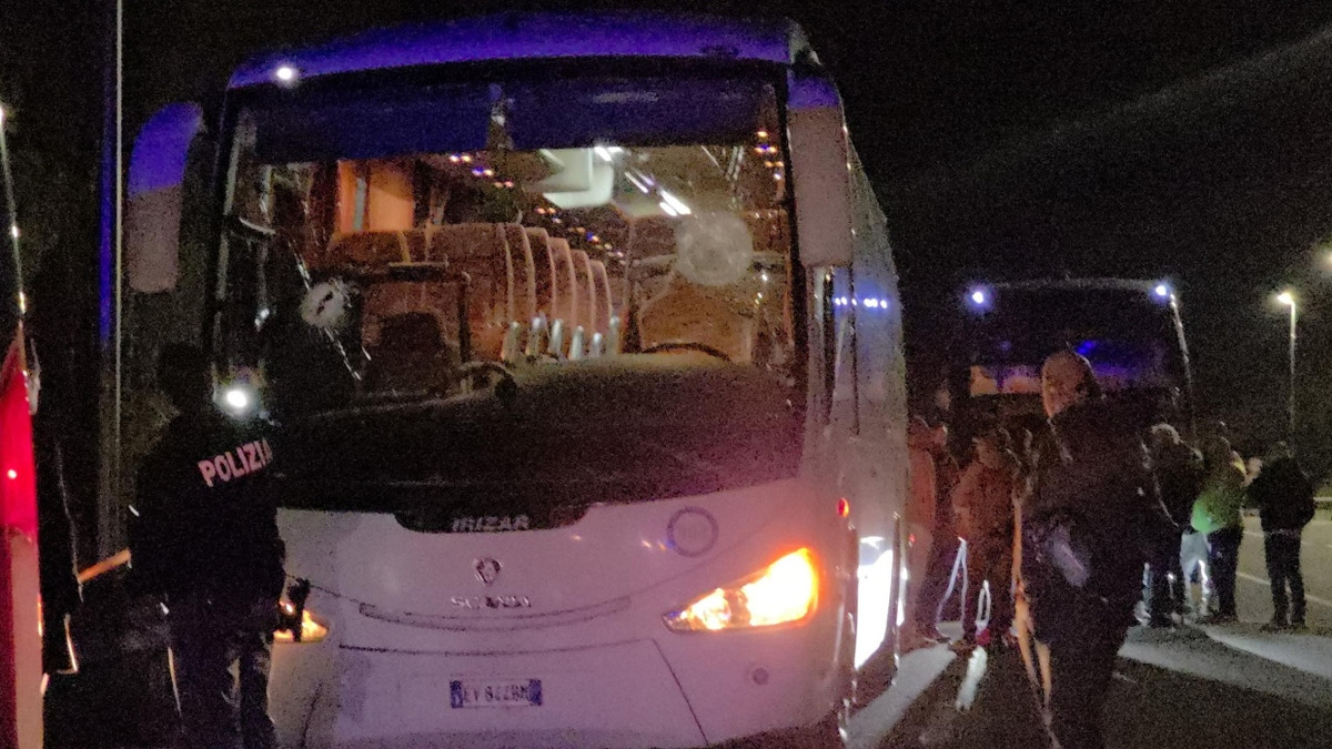 Ein Busfahrer wurde durch den Ziegelstein getötet, der die Frontscheibe durchschlug. - EPA