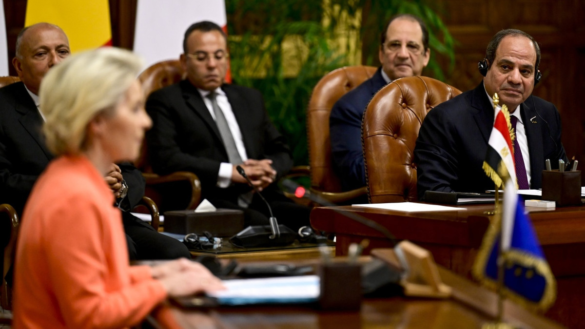 Archivbild: Ursula von der Leyen, Präsidentin der Europäischen Kommission, und Abdel Fattah al-Sisi, Präsident von Ägypten, Mitte März 2024 in Doha - dpa