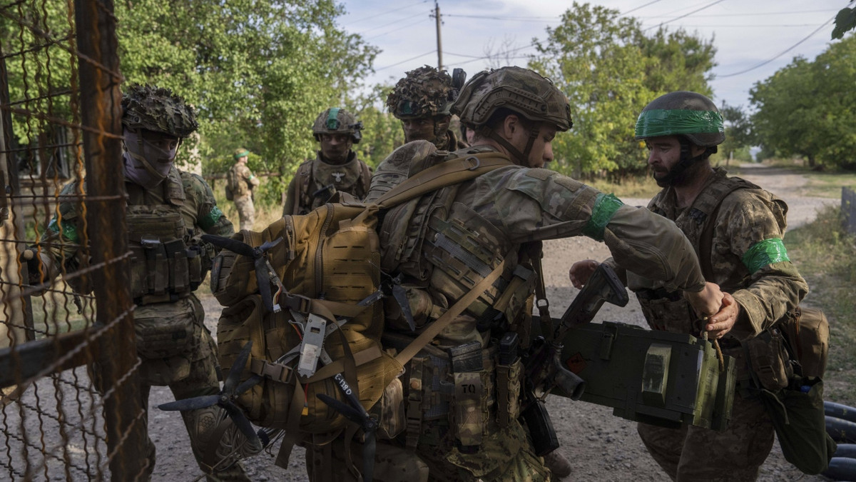 Der Einzug junger Männer ist in der Ukraine weiterhin ein umstrittenes Thema (Symbolbild ukrainischer Soldaten bei einem Einsatz in Donezk) - dpa