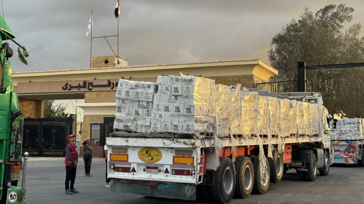 Lastwagen mit humanitären Hilfsgütern fahren von der ägyptischen Seite an den Grenzübergang Rafah heran. - dpa