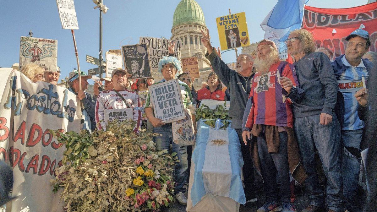 Mit Sarg und vertrockneten Blumen: Rentner demonstrieren im August gegen die Sparpolitik Mileis vor dem Kongress. - EPA