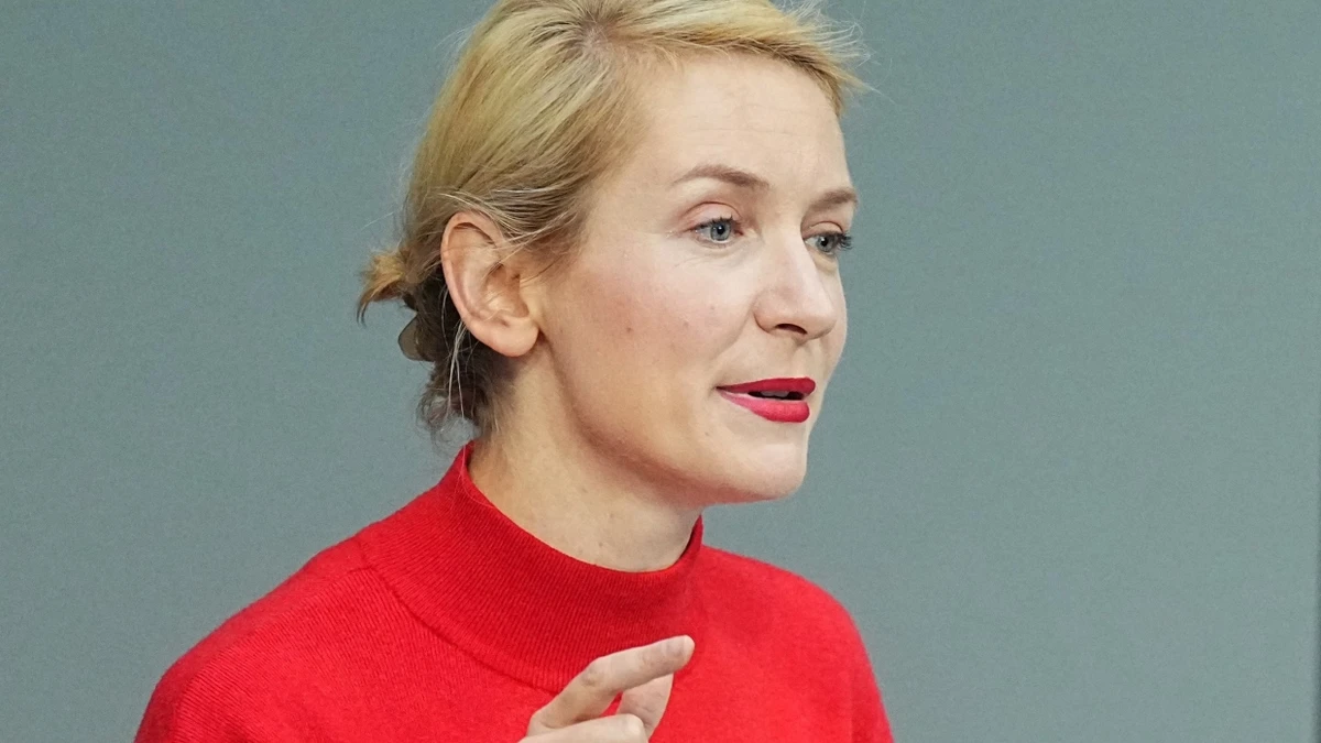 Die Linken-Vorsitzende Ines Schwerdtner im Mai im Bundestag - dpa