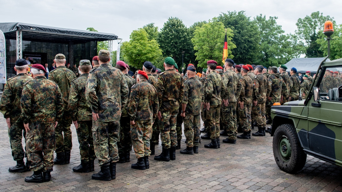 Reservisten sind am Nationalen Veteranentag in Vechta für einen Reservistenappell angetreten. - Hauke-Christian Dittrich/dpa