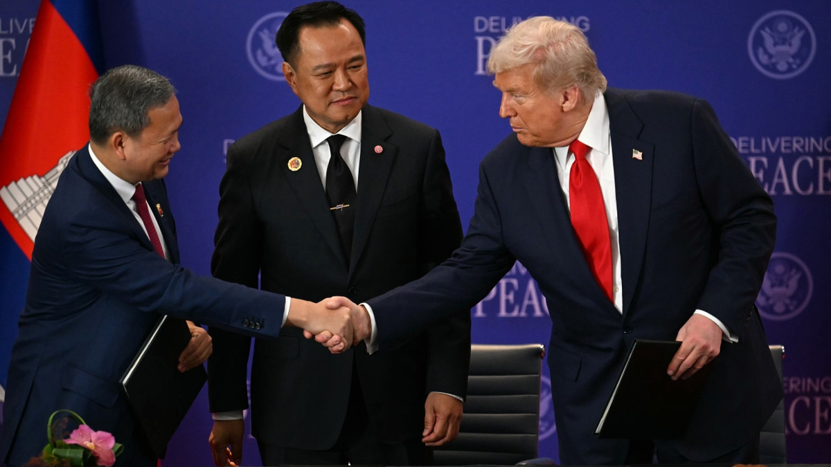 US-Präsident Donald Trump mit dem thailändischen Ministerpräsident Anutin Charnvirakul (Mitte) und Kambodschas Ministerpräsident Hun Manet - EPA