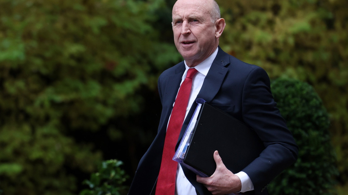Der britische Verteidigungsminister John Healey vor einer Sitzung des Kabinetts am Montag in der Downing Street in London - EPA