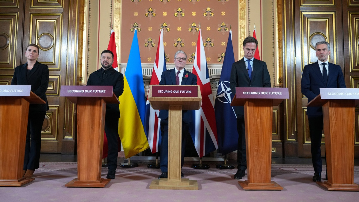 Die dänische Premierministerin Frederiksen, der ukrainische Präsident Selenskyj, der britische Premierminister Starmer, NATO-Generalsekretär Rutte und der niederländische Premierminister Schoof auf einer Pressekonferenz nach einem Treffen der sogenannten „Koalition der Willigen“. - dpa