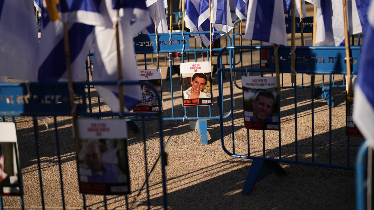 Israelische Flaggen und Fotos von Geiseln stehen auf dem Platz der Geiseln in Tel Aviv. - dpa