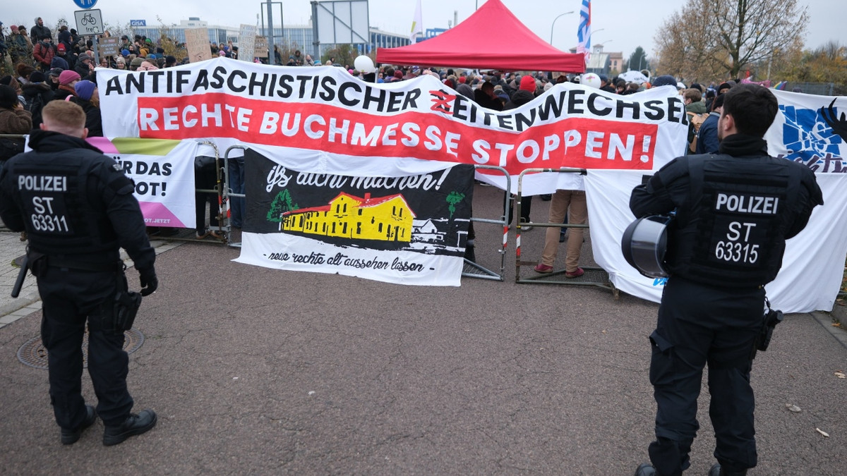 Rechte „Büchermesse“ in Halle: Volksfront überm Büchertisch Rechte „Büchermesse“ in Halle: Volksfront überm Büchertisch