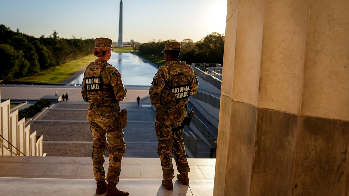 Soldaten der Nationalgarde der USA stehen am frühen Morgen am Lincoln Memorial in der National Mall in Washington DC. - dpa