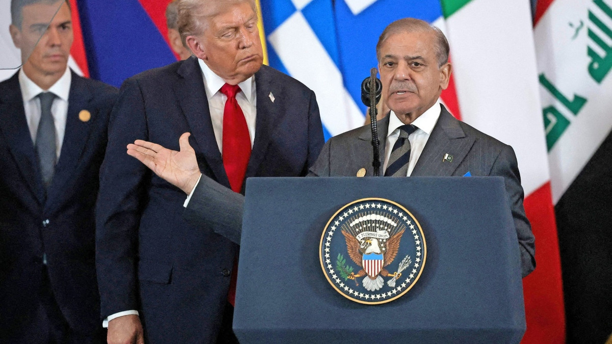 Pakistans Ministerpräsident Shehbaz Sharif und Donald Trump auf dem Gaza-Gipfel in Scharm el-Scheich am 13. Oktober - AFP