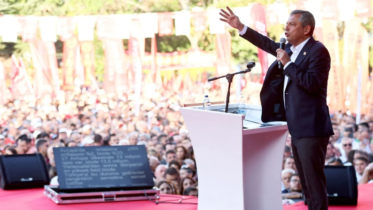 Soll nach dem Willen Erdogans wegen Bestechungsvorwürfen abgesetzt werden: Özgür Özel, Vorsitzender der größten türkischen Oppositionspartei CHP, am Sonntag bei einer Protestkundgebung in Ankara - AFP