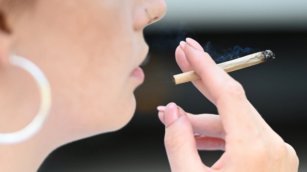 Die Auswirkungen der Teil-Legalisierung werden untersucht, der Bericht soll bald vorliegen (Foto von der Cannabis-Messe im Juni in Berlin). - dpa
