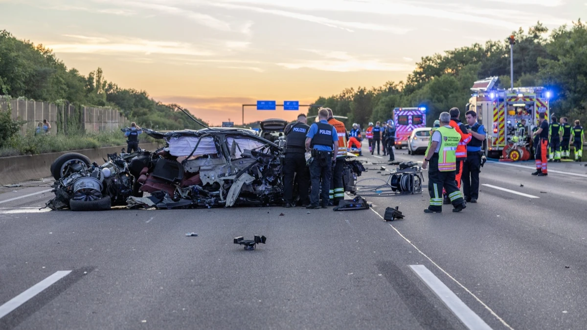 Fahrlässige Tötung: Ermittlungen nach Unfall mit drei Toten auf A3 dauern an