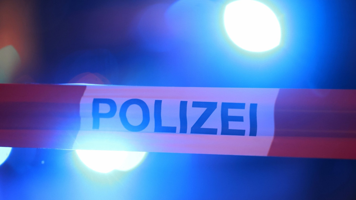 Die Beamten haben nach eigenen Angaben einen Sachverständigen hinzugezogen, um Unfallursache und Hergang zu untersuchen. - dpa