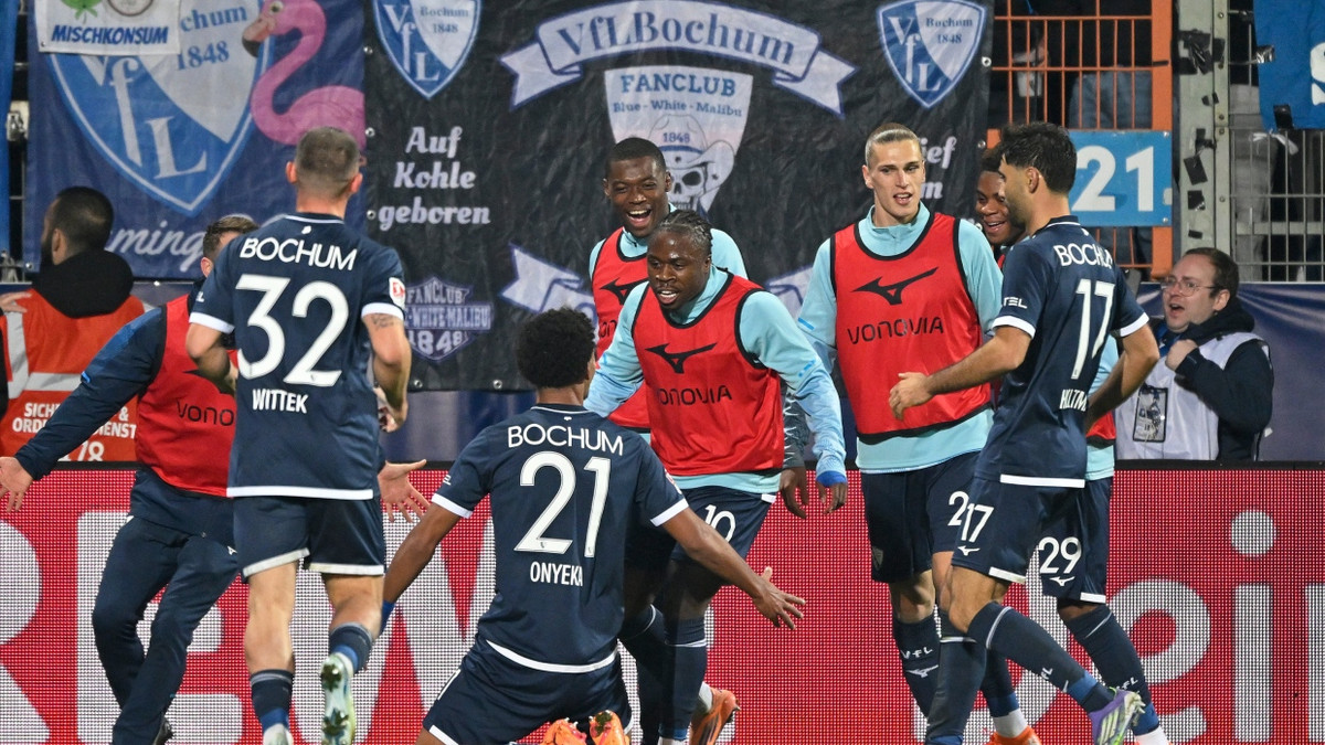 Francis Onyeka jubelt mit dem Team nach seinem Tor zum 3:0. - dpa