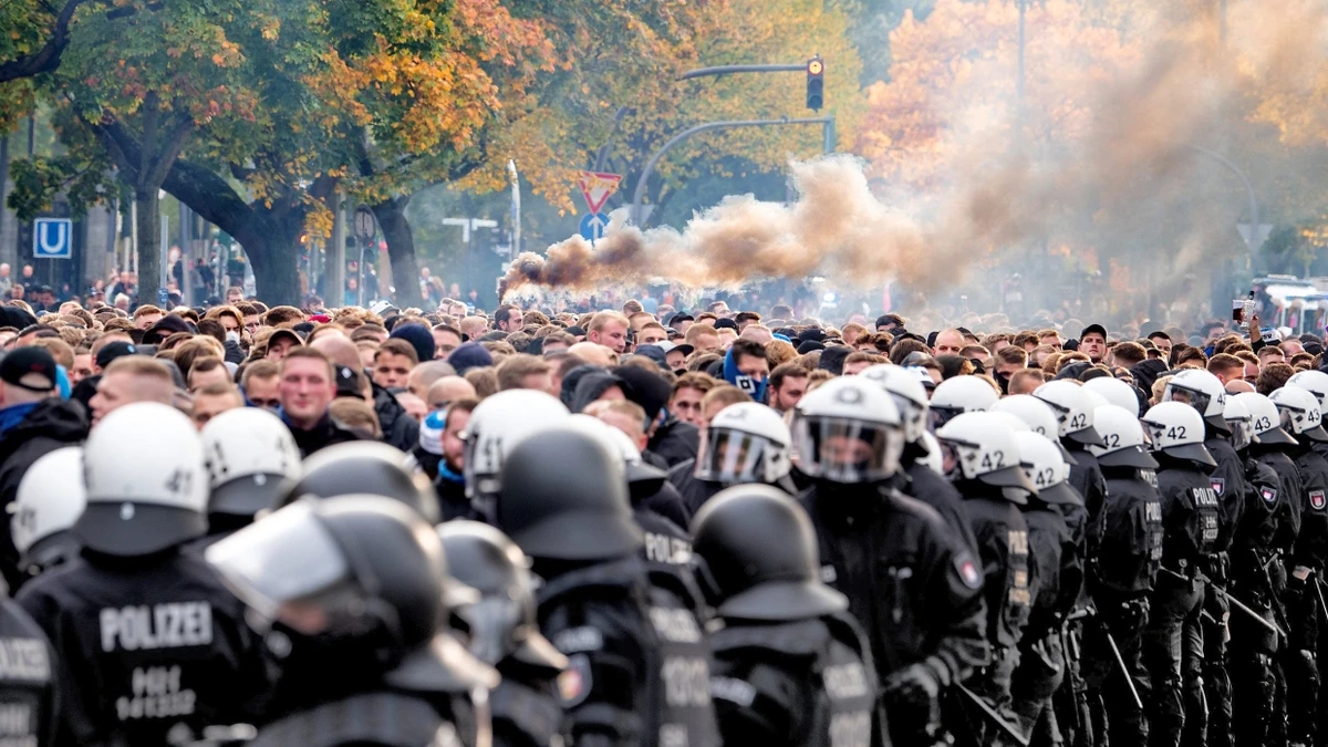 Spannung liegt in der Luft: Fans des Hamburger SV vor dem Derby gegen St. Pauli in der zweiten Liga im Oktober 2022 - dpa