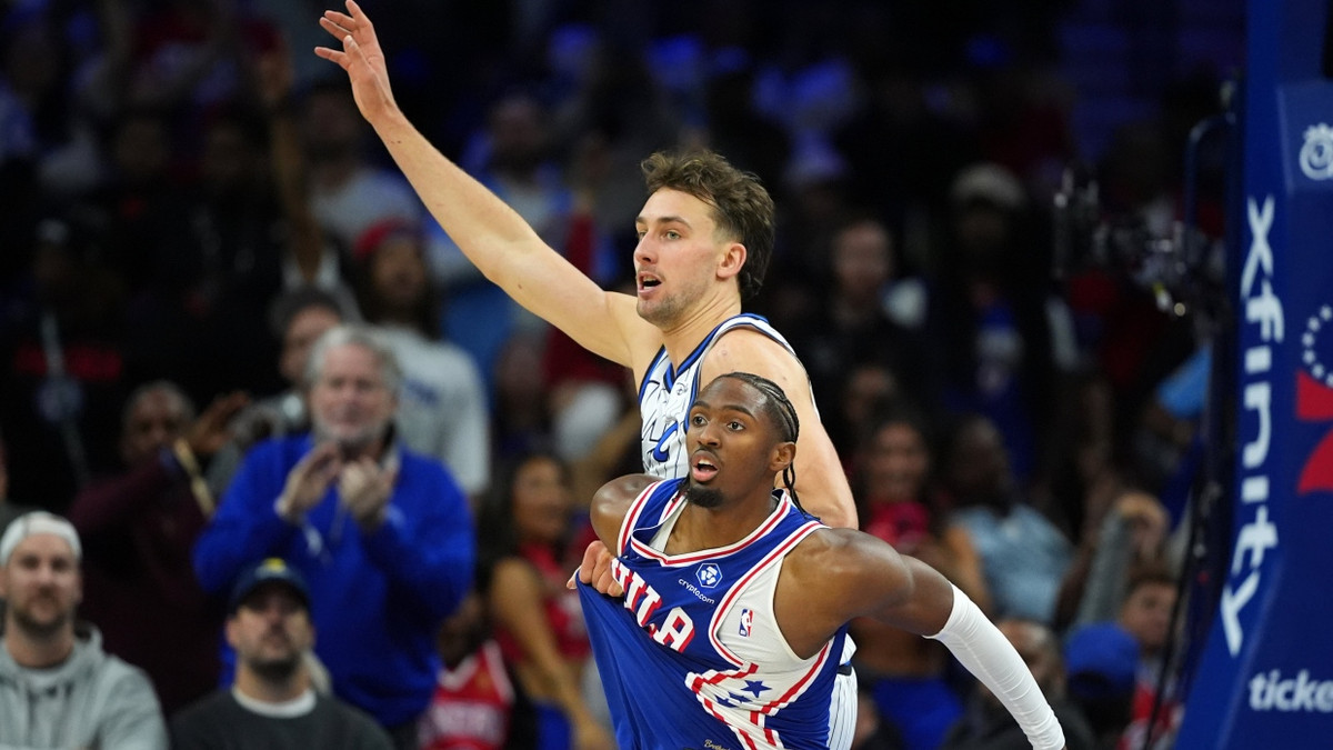 Forderst den Ball, aber kriegt er ihn auch? Franz Wagner (hinten) und sein Team haben bisher einen schweren Stand in der NBA. - AP