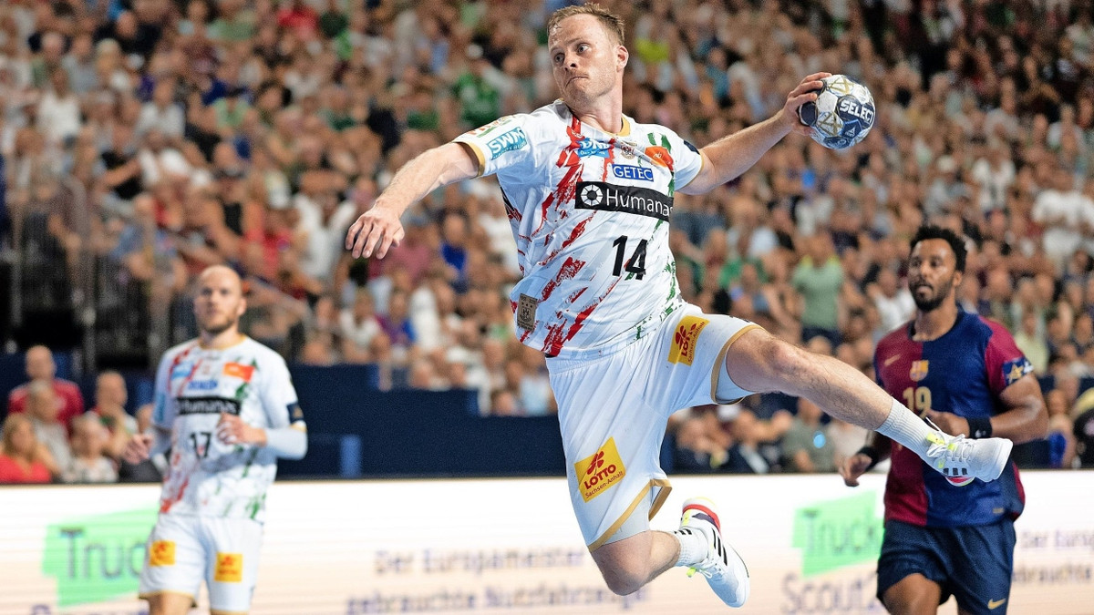 Und dann hebt er ab: Omar Ingi Magnusson im Trikot des SC Magdeburg - dpa