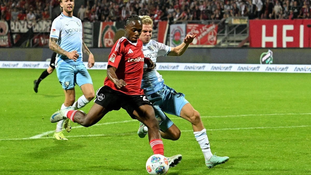 Nürnbergs Mohamed Alì Zoma (links) im Zweikampf gegen gegen Bochums Leandro Morgalla - dpa