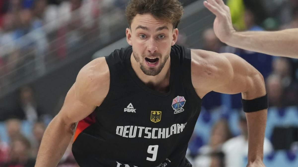 Franz Wagner (links) in Aktion gegen Cedi Osman. - dpa