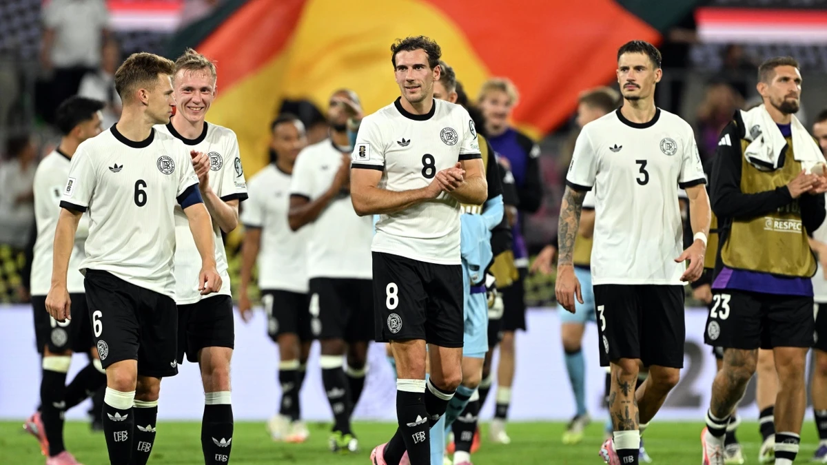 Gut lachen: Die DFB-Elf nach dem Sieg gegen Nordirland - dpa